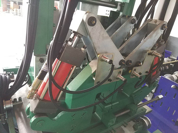  全自動C/Z型鋼一體機又叫C/Z互換壓型機,C、Z互換檁條機，是將C型機和Z型機合二為一的壓瓦機設(shè)備，為用戶提供的可通過PLC電腦控制在短時間內(nèi)實現(xiàn)C/Z兩種型號各種規(guī)格檁條互換生產(chǎn)的高自動化檁條成型設(shè)備。正創(chuàng)品牌全自動C、Z互換檁條機生產(chǎn)過程完全自動控制，換規(guī)格時無須更換成型輥，徹底改變了使用C、Z兩種不同設(shè)備分別加工C、Z型兩種不同檁條的歷史，為用戶節(jié)省了大量的投資成本與場地空間。    C/Z互換檁條機產(chǎn)品亮點： 1、生產(chǎn)的C型檁條平直度好，具有良好的抗壓抗彎能力； 2、生產(chǎn)的Z型檁條可反向搭接安裝，連接點安裝強度加大； 3、全自動電控系統(tǒng)設(shè)有報錯裝置，確保生產(chǎn)線的安全穩(wěn)定； 4、驅(qū)動采用減速電機加變頻控制，速度控制，定長、定位準確可靠； 5、可以輥壓CZ兩種不同型材，節(jié)約了用戶的購買成本和場地空間； 6、無須更換成型輥便可實現(xiàn)兩種型號型材的轉(zhuǎn)換，速度快、效率高。  正創(chuàng)C、Z互換檁條機由導(dǎo)向、矯平裝置、2臺液壓沖孔裝置、液壓切斷裝置、電控系統(tǒng)、液壓系統(tǒng)等組成。該設(shè)備通過三個減速機，經(jīng)鏈輪齒輪固定轉(zhuǎn)動固定軸，實現(xiàn)不同型號檁條的互換，可通過手工旋轉(zhuǎn)固定旋轉(zhuǎn)板來實現(xiàn)C/Z互換，檁條輸入的長度、縱向孔距、數(shù)量等參數(shù)，設(shè)備即可進行自動沖孔、切斷、成型。全自動C/Z型檁條機具有運行穩(wěn)定可靠，沖壓孔精密度高，產(chǎn)量高，為廣大用戶帶來使用的便捷。  選型建議： 正創(chuàng)全自動C/Z型鋼一體機整機外形美觀、生產(chǎn)效率高，生產(chǎn)速度達到20m/min，其他常規(guī)參數(shù)有：成型輥道數(shù)為12道、機組*大切斷寬度300mm、*大剪切厚度3mm，如有特殊需求，建議您隨時撥打正創(chuàng)服務(wù)熱線：138-6180-1880，公司專業(yè)技術(shù)人員將會根據(jù)您的要求提供給您*為滿意的答復(fù)。  全自動C Z型鋼參數(shù)：